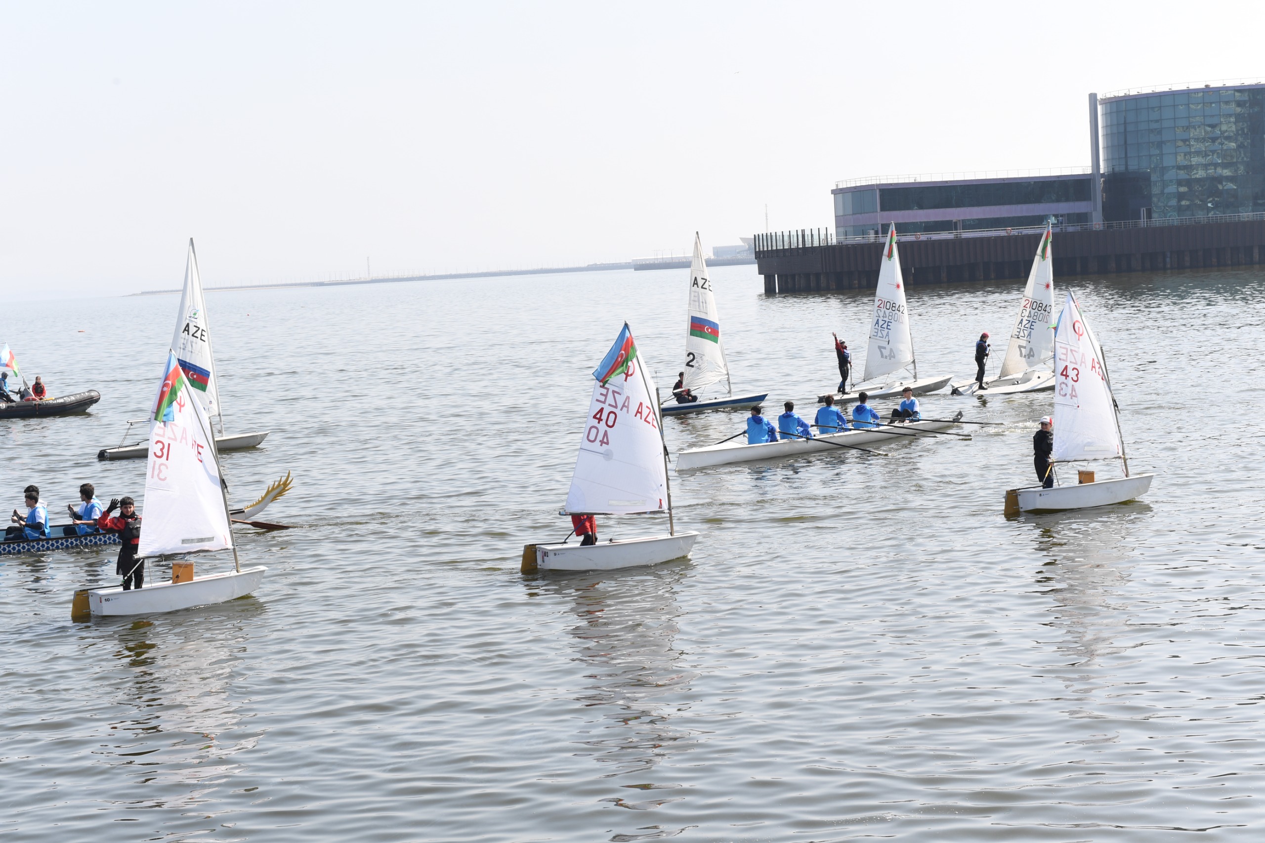 Bakıda Xəzərin suları avarçəkmə və yelkənli qayıqlarla bəzəndi (FOTO)